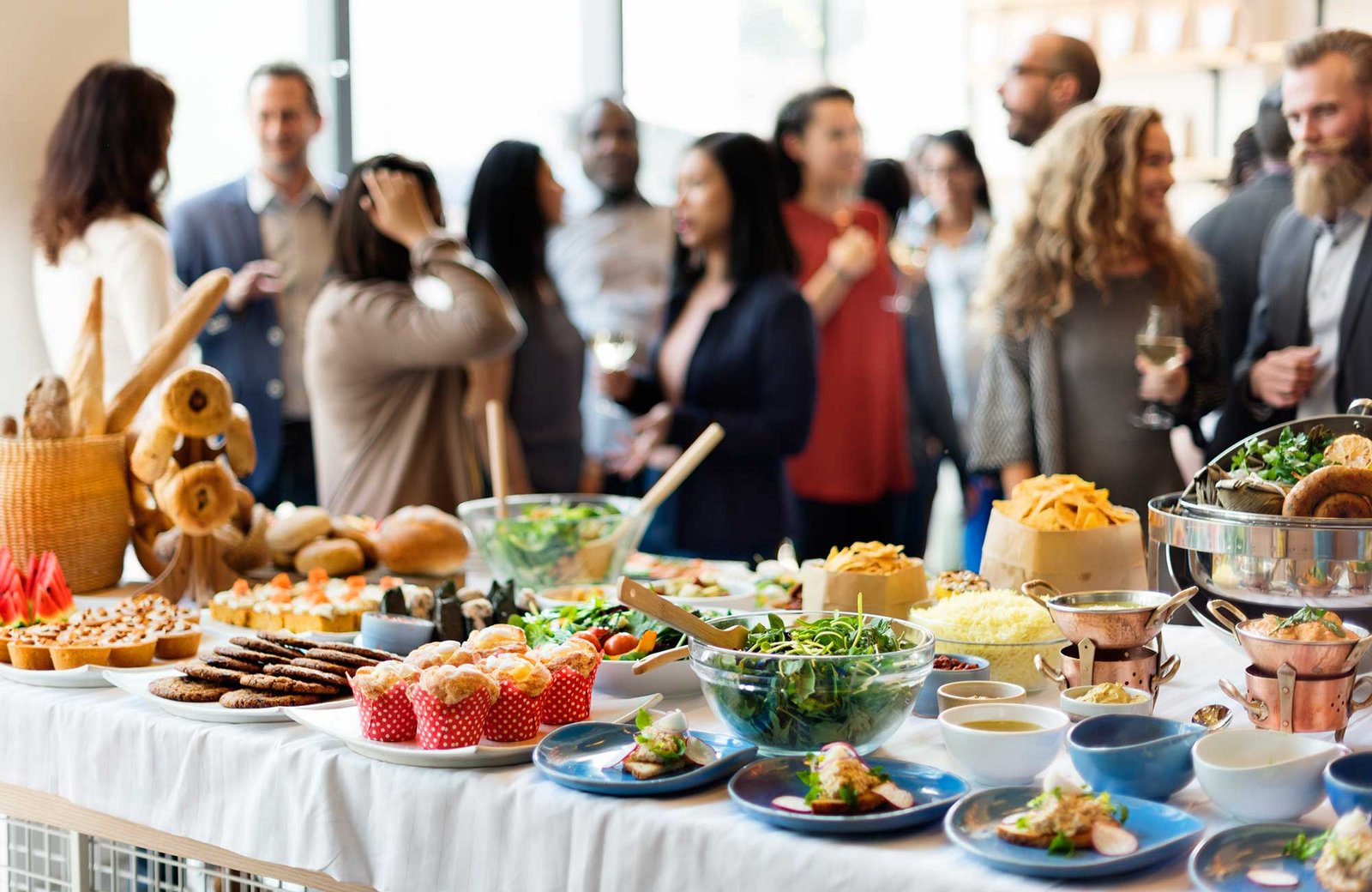 brunch-choice-crowd-dining-food-options-eating-con-2022-12-15-23-13-09-utc.jpg